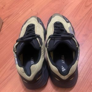 Yeezy 700 mnvn